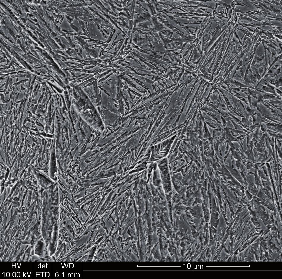 temperaturze przez 100 godzin: a) Ti = 185 C, MS; b) Ti = 185 C, SEM strzałkami wskazano płytki lub pakiety listew martenzytu atermicznego; c) Ti = 165 C, MS; d) Ti = 145 C, MS Fig. 3.