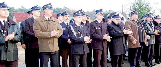 nr 16, grudzień 2009 Strażacy 9 Remiza w Dębie Polskim przed remontem... Strażacy z Dębu Polskiego mają odnowioną remizę, a mieszkańcy miejsce do spotkań.