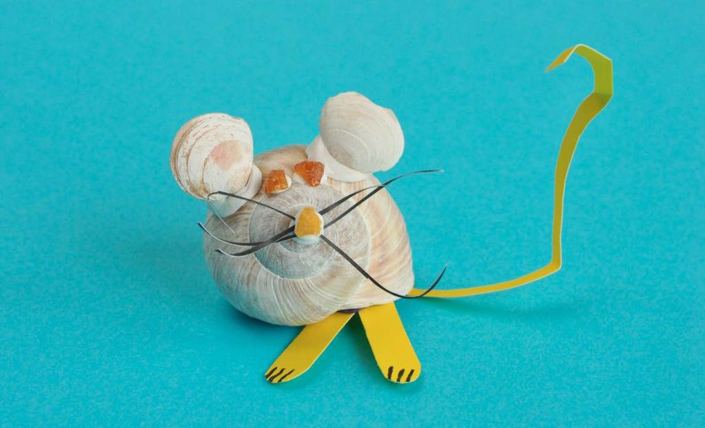 Mysz z muszli Materiały: - muszle - bursztyny - papier kolorowy - flamaster - plastelina - nożyczki Z większej muszli powstanie tułów myszy, a z dwóch mniejszych zrobimy uszy.