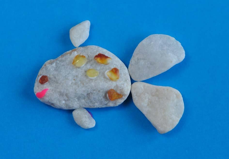 Ryba z kamieni Materiały: - kamyki - bursztyny - karton - plastelina Rybę wykonamy z kamyków.