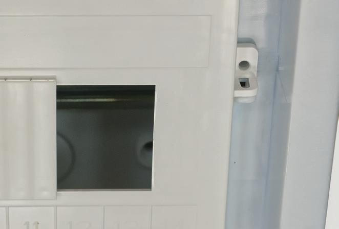 dużą przestrzeń wewnątrz rozdzielnicy 2 3