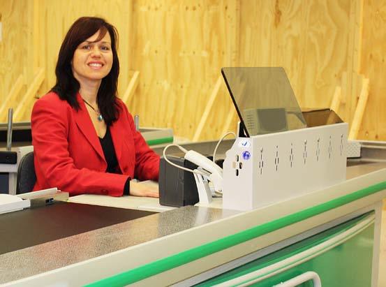Strona 3 Kirsi Häkkinen, Kierownik Sprzedaży Checkmark, odpowiada za szkolenie użytkowników boksów kasowych. S Group jest spółdzielnią handlu detalicznego posiadającą 1.