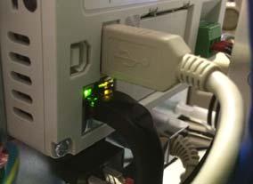 Najczęstszą przyczyną tego błędu jest nieprawidłowo włączony kabel Ethernet lub pęknięty wtyk kabla między ekranem dotykowym i płytą sterownika.