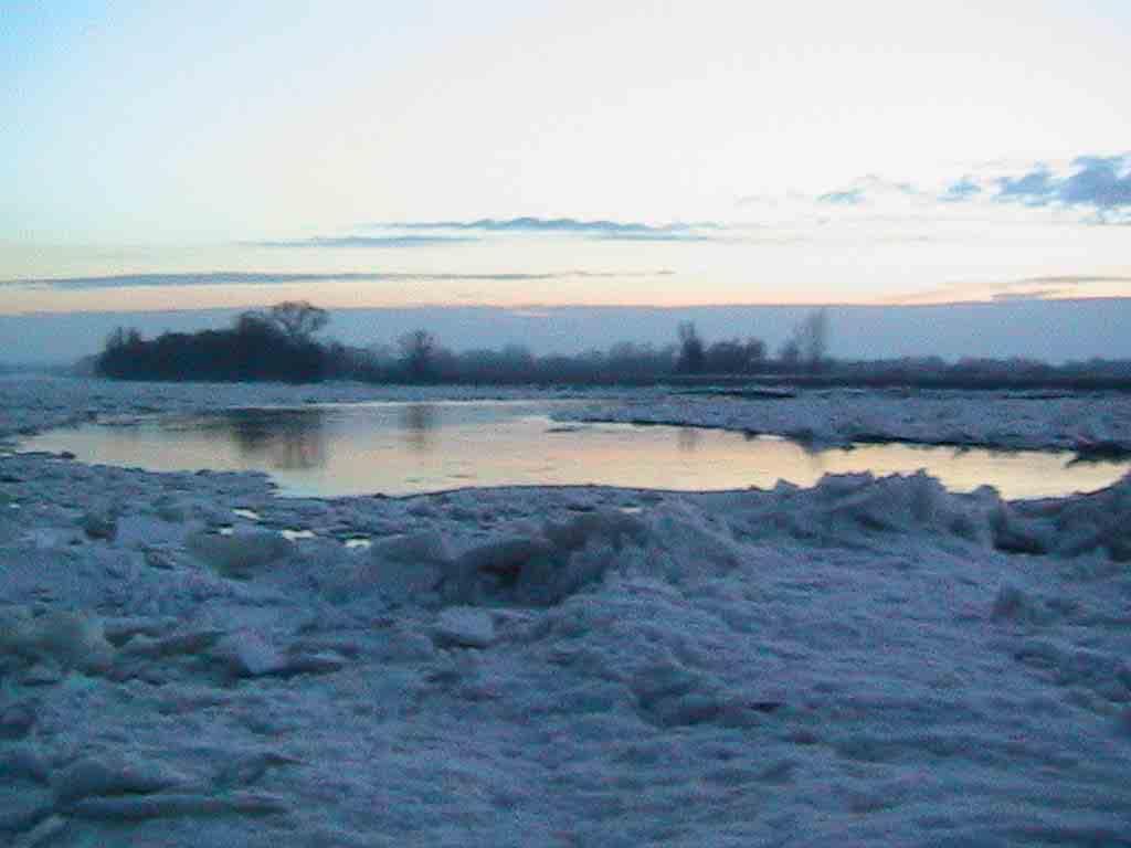 [cm ] 00 600 500 400 300 200 100 0 Charakterystyka stanów wód w sezonie zimowym 2003/2004 godz.