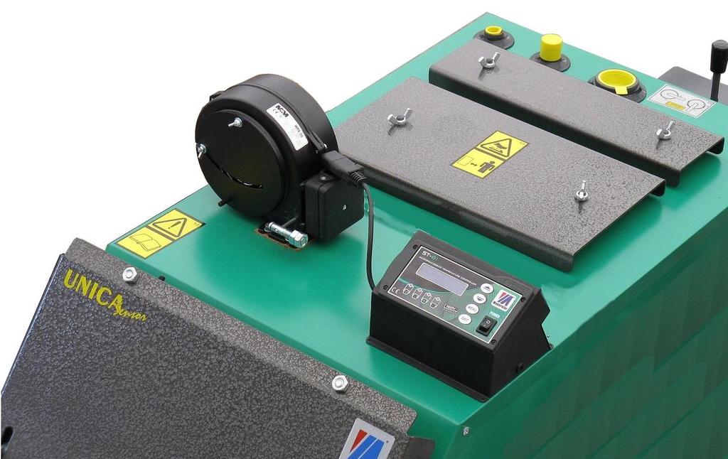 A B C A. Dmuchawa B. Przewód łączący C. Sterownik z regulatorem ST-81 firmy TECH Rys.3. Układ nawiewu (na zdjęciu kocioł o mocy 20 kw).