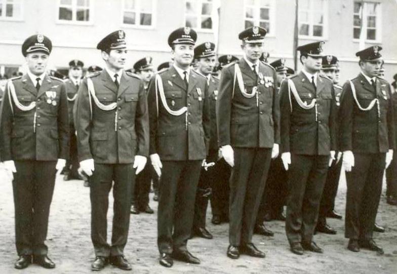 Oficerowie Jednostki Wojskowej 5037 stacjonującej w Babimoście w latach 1957-1992 podczas uroczystej zbiórki - pocz.