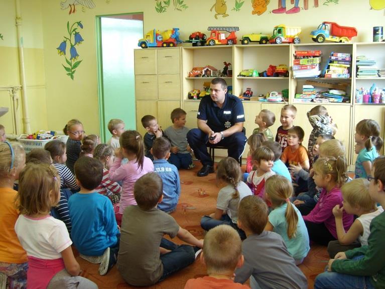 SPOTKANIE Z POLICJANTEM We wtorek 24 września nasze panie zaprosiły do szkoły Policjanta.