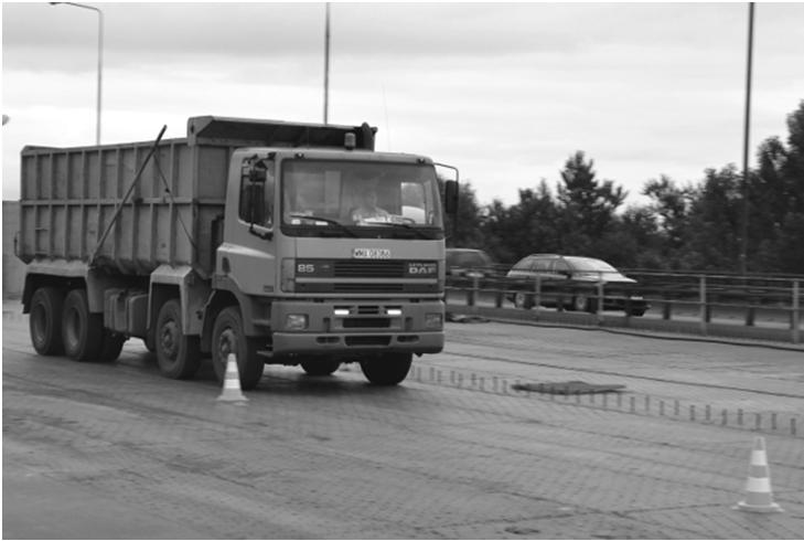 508 B. Miller, G. Piątkowski, D. Ziaja, L. Ziemiański Rys. 2. Samochód ciężarowy wykorzystywany do wzbudzenia drgań mostu Fig. 2. Passing truck Rys. 3.