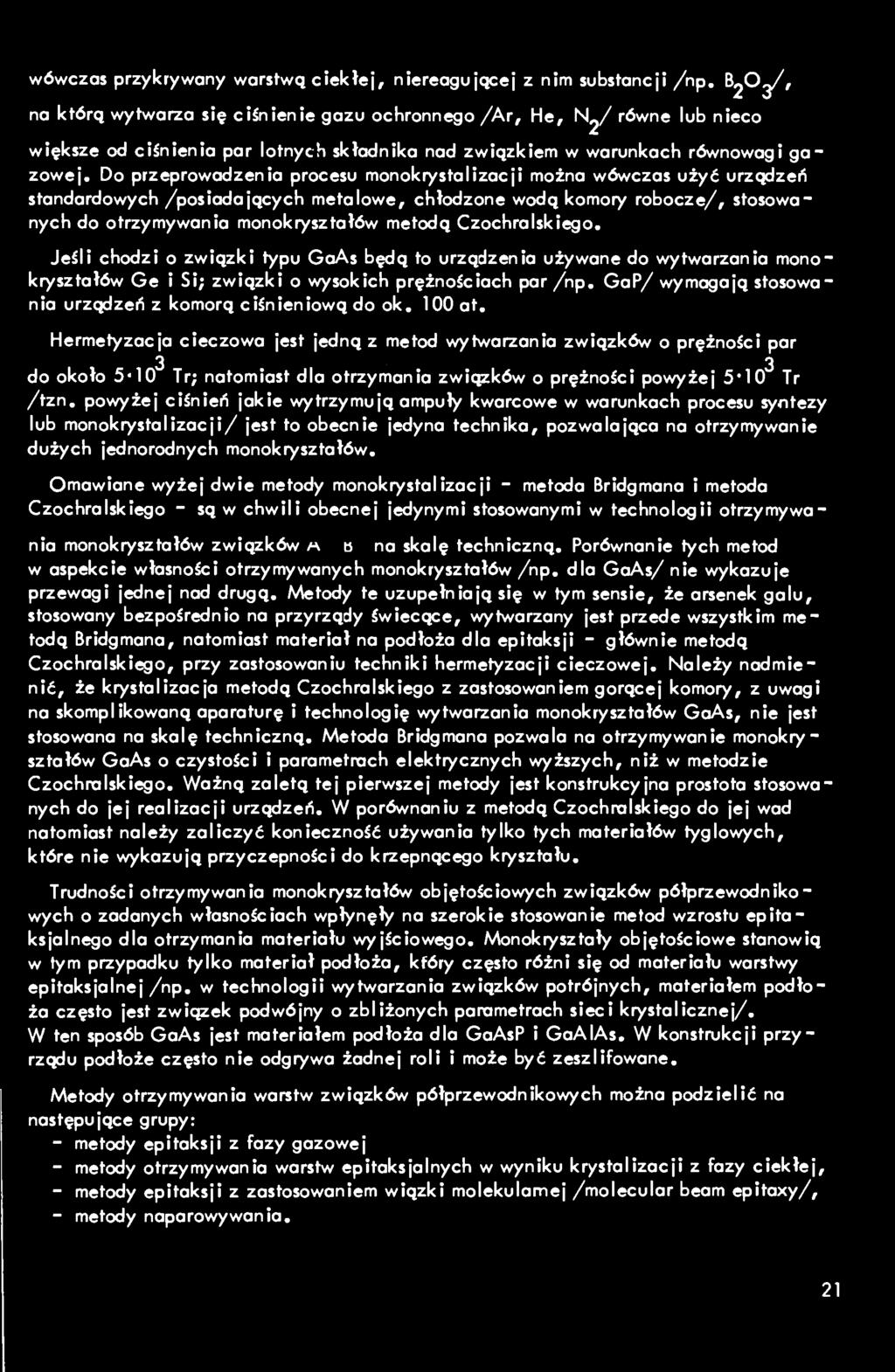 Do przeprowadzenia procesu monokrystalizacji można wówczas użyć urządzeń standardowych /posiadających metalowe, chłodzone wodą komory robocze/, stosowanych do otrzymywania monokryształów metodą