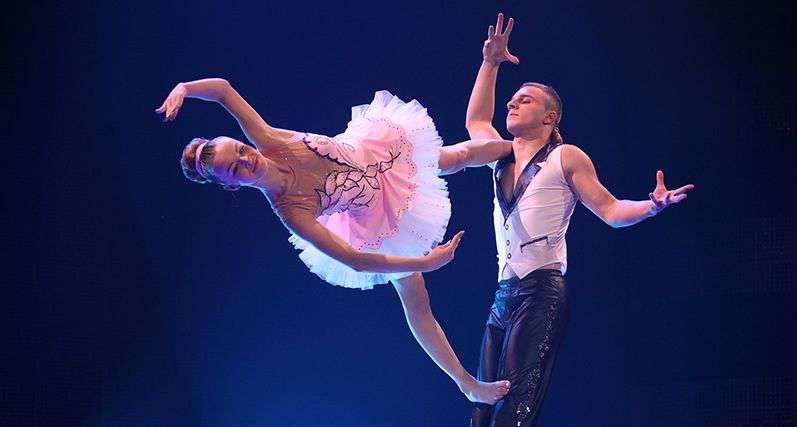 DELFINA & BARTEK Dwa ciała - dwie dusze - jedna miłość. Ciało męskie, pełne sportowej siły i ciało kobiece-filigranowe, uosobienie delikatności i gracji.