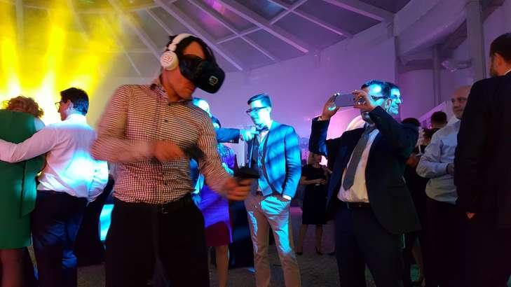 ATRAKCJE DODATKOWE wolnostojące: Wirtualna rzeczywistość VR czyli Wirtualna Rzeczywistość to wykreowany cyfrowo świat, widoczny po założeniu gogli VR.