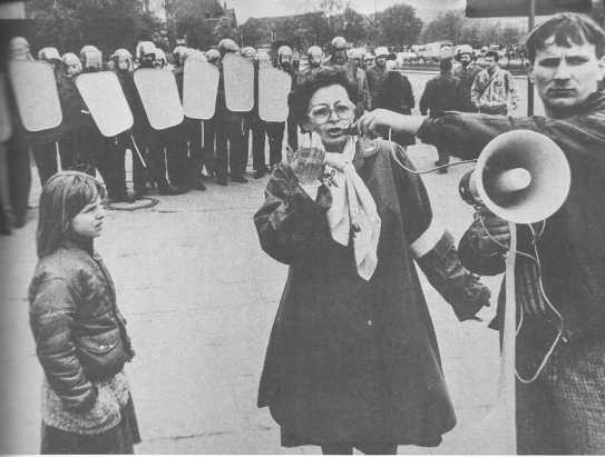 W kwietniu 1989 r. mogło dojść do kolejnego starcia protestujących z ZOMO. Janina chciała jednak uniknąć fali kolejnych aresztowań. Nawoływała ludzi do spokoju. Pracę zaproponował mi Borusewicz.