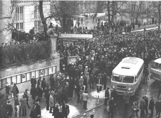 W czasie protestów studenckich w marcu 1968 r. w skład delegacji negocjującej z komunistami weszła Jadwiga Staniszkis.