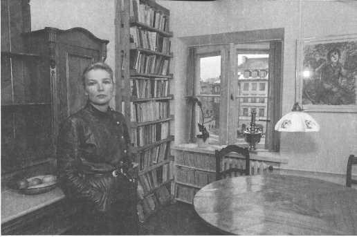 Jadwiga Staniszkis w swoim pełnym książek warszawskim mieszkaniu. Kryzys 80 W lipcu 1980 roku, kiedy wybuchły pierwsze strajki, byłam tym bardzo pochłonięta.