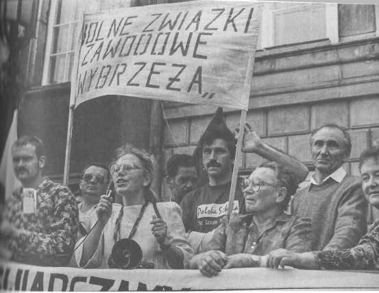 Kiedy Andrzej siedział w więzieniu, Joanna sama brała udział w demonstracjach. Na zdjęciu: demonstracja z 1 maja, obok Joanny Anna Walentynowicz.