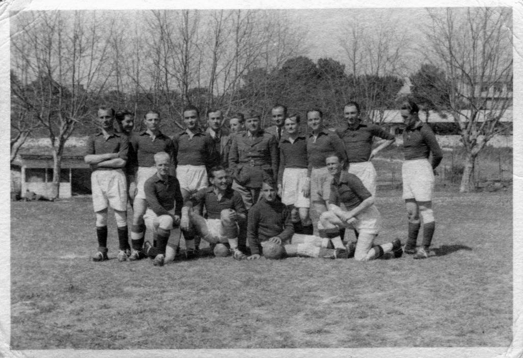 58 Leon RAK Fot. 1. Drużyna piłkarska jednego z polskich obozów internowania w Szwajcarii (1940 r.). Osoba zidentyfikowana na zdjęciu: Tadeusz Wowkonowicz (stoi drugi od prawej).
