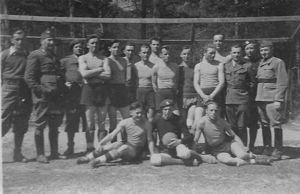 Działalność sportowa żołnierzy 59 Fot. 2. Drużyna piłkarska obozu internowania Mosseg Moosbad (1940 1941).