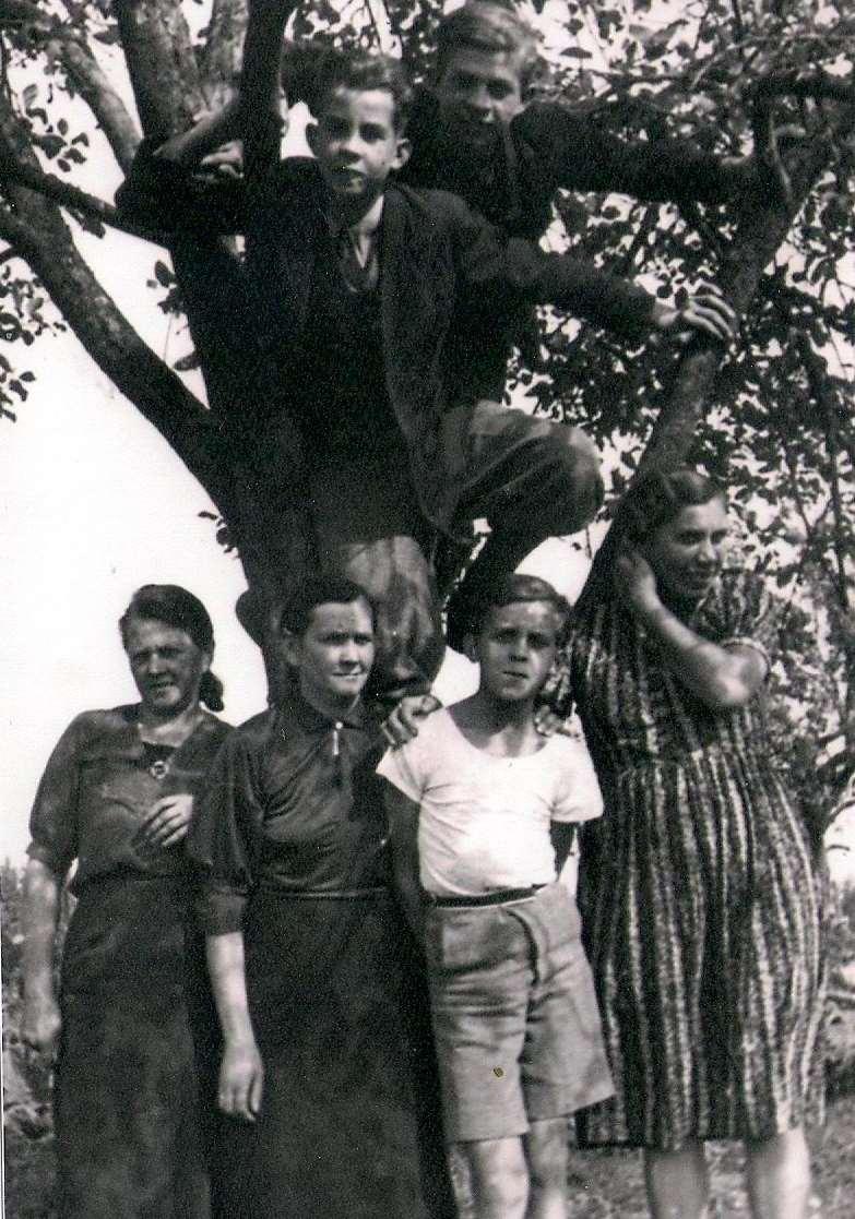 24. ZYGMUNT RÓŻCZKA PS. DZIĘCIOŁ Rodzina Różczków znalazła się w czasie II wojny w Garwolinie po wysiedleniu z województwa poznańskiego. Część rodziny została wywieziona na roboty do Niemiec.