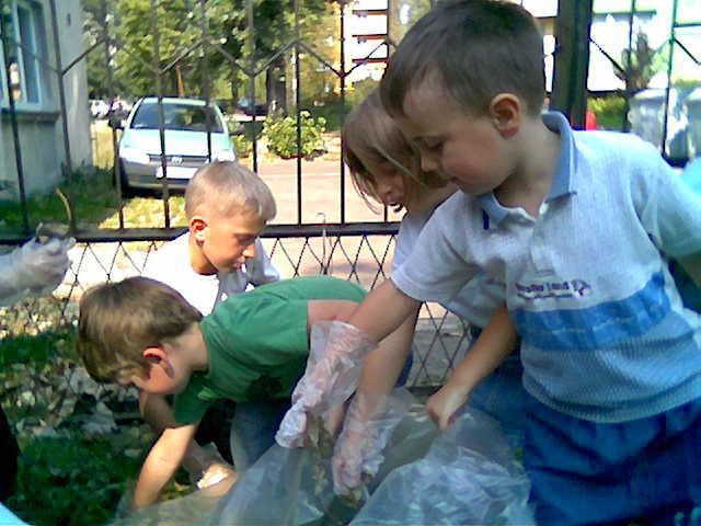 3. Przydzielenie miejsc pracy dla wszystkich chętnych. 4. Podsumowanie akcji, podziękowanie rodzicom i dzieciom na tablicach grupowych. Foto: M.