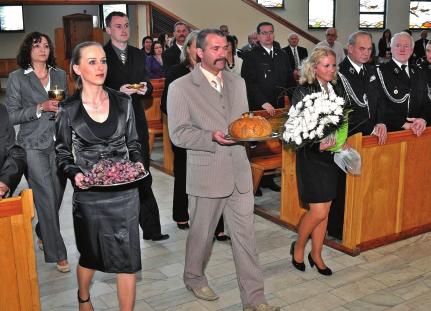 Zostały one nadane przez Prezydenta Rzeczypospolitej Polskiej, zgodnie z przepisami ustawy o orderach i odznaczeniach z inicjatywy Wójta Gminy Lubicz, na wniosek L U B I C Z Wojewody