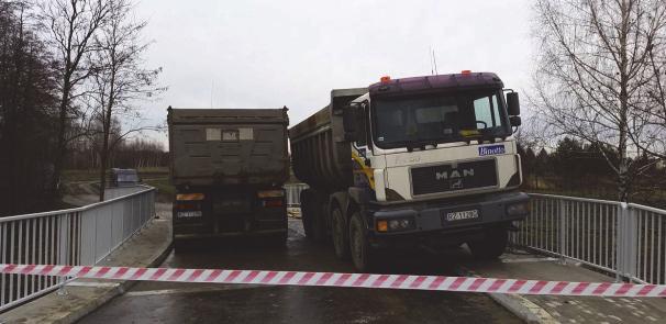 Środniki dźwigarów są kompozytem warstwowym, składającym się z dwóch zewnętrznych laminatów oraz przekładki z pianki PVC. Nominalna grubość środników wynosi 17 mm.