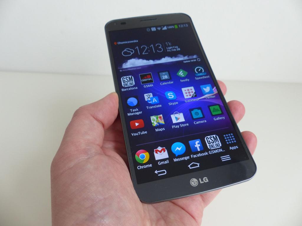 Wyświetlacz ocena 6 LG G Flex ma wyginający się ekran o wielkości 6 cali. Ekran wykorzystuje technologię P-OLED z matrycą Real RGB HD. Matryca ma jasność 330 nitów.