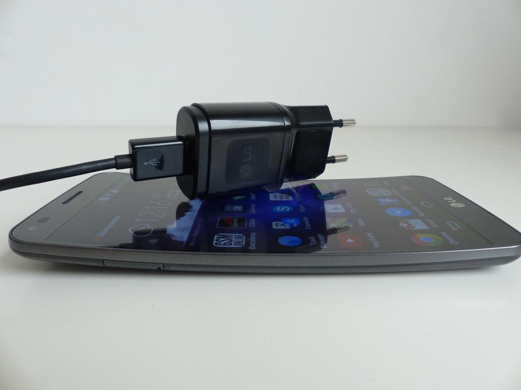 Obudowa ocena 5 Obudowa w LG G Flex to największa innowacja jest zakrzywiona tak jak kiedyś Nokia 8110. Telefon jest elastyczny, więc można go na chwilę wyprostować dociskając do stołu.