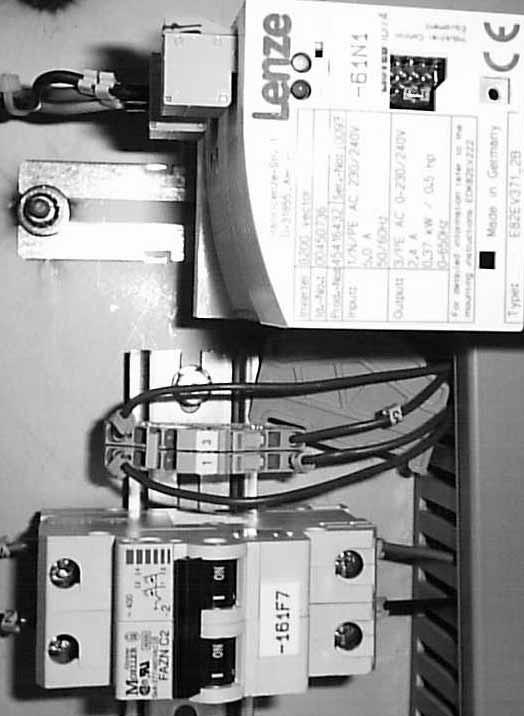 3-16 Instalacja Nastawianie prêdkoœci OSTRZE ENIE: Przed otwarciem szafy sterowniczej od³¹cz urz¹dzenie topi¹ce od zasilania elektrycznego.