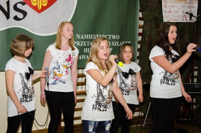 Na nieprzetarty wejdziem szlak, Każda drużyna harcerska i gromada zuchowa, środowisko niezrzeszone wykonuje dwie piosenki, w tym jedna harcerska, a druga związana z wojskiem.