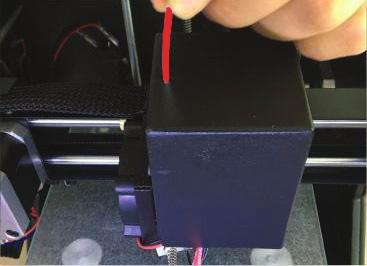 Włókno ciągłe jest powoli wciągane do wytłaczarki. Wyłącz drukarkę 3D. Pozostaw drukarkę 3D do ostygnięcia do temperatury pokojowej.
