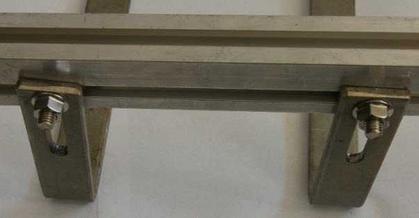Profile aluminiowe posiadają dwie szyny do montażu śrub, oraz jedną do montażu, schowania okablowania.