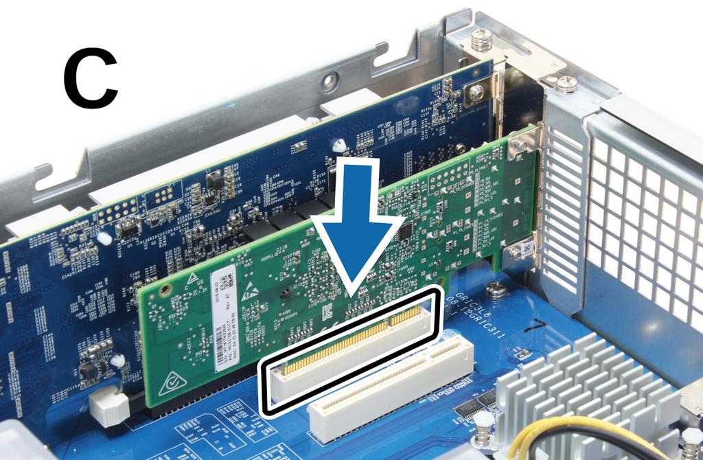 1 Przed instalacją karty w serwerze RackStation należy zamienić długi wspornik montażowy karty sieciowej (odpowiedni do komputerów PC) na krótki.