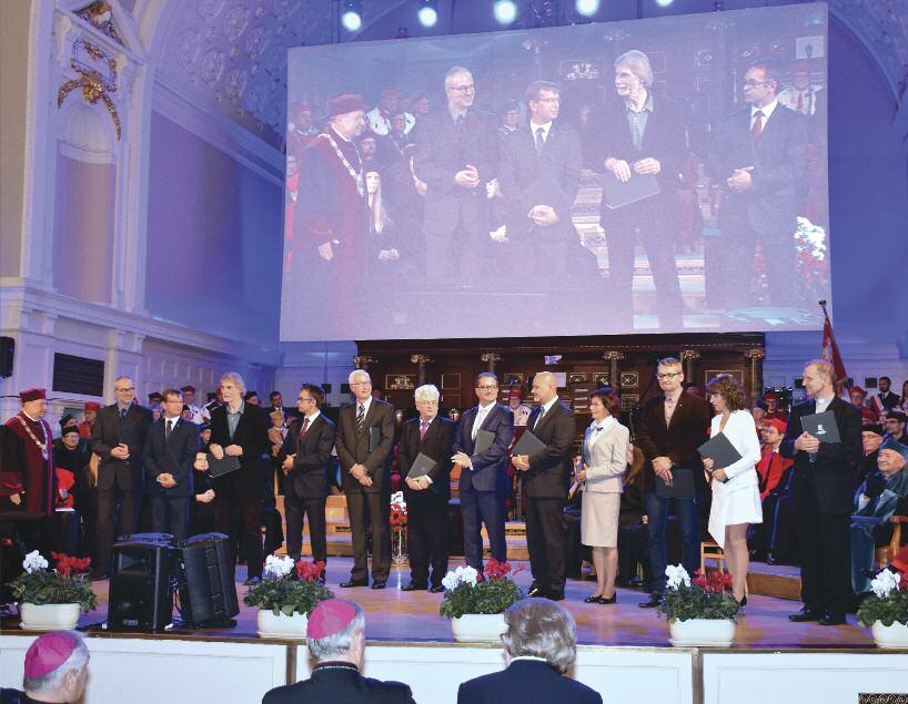 n A s z U n i w e r s y t e t z d o b R Y C h N a j l E P S I fot. Andrzej piechocki inauguracja kolejnego roku pracy uniwersytetu tradycyjnie jest też sposobnością, aby wyróżniać najlepszych.