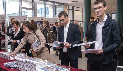 partnerskich uniwersytetów: Uniwersytetu im. Adama Mickiewicza w poznaniu i Uniwersytetu europejskiego Viadrina we frankfurcie nad odrą.