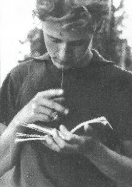 ga ze tę z fo to gra fią z pie ty zmem prze cho wy wa ła dum na ma ma. Mia ła ją jesz cze w dniu ob łó czyn sy na w 1963 ro ku.