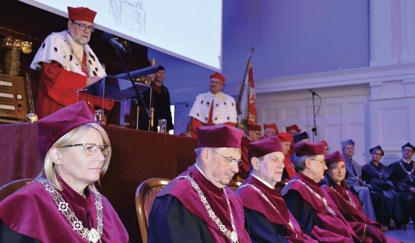 fot. Andrzej piechocki za ło ży cie lom na sze go uniwersytetu, pra gnę za cho wać dzie dzic two po - przed ni ków i jed no cze śnie roz wi jać uniwersytet w ta ki spo sób, by po - dą żał za dy na