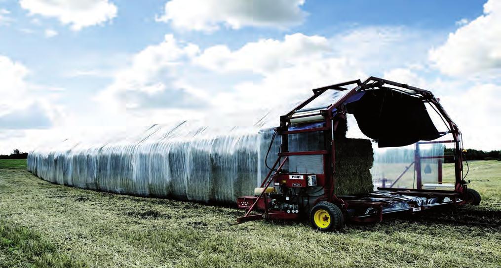 ZAAWANSOWANY TECHNOLOGICZNIE MAGAZYN TYMCZASOWY, STOGI O KSZTAŁCIE WALCA: Sprasowane kostki są ustawiane (za pomocą windy teleskopowej) w grupach po 2, 5 lub 7 na owijarce i pakowane w folię, tworząc