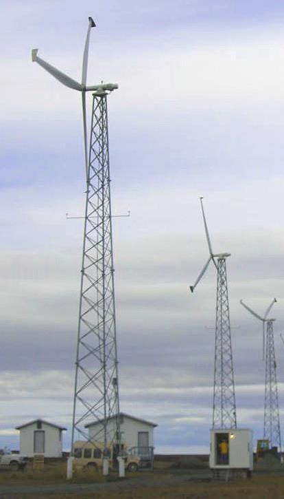 Elektrownie z wirnikiem typu down-wind W elektrowniach down-wind wirnik znajduje się za masztem w stosunku do wiejącego wiatru.