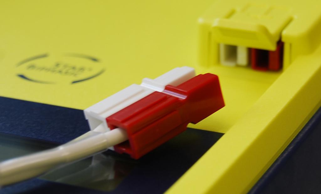 Elektrody defibrylacyjne Instalacja elektrod Aby zainstalować elektrody: 1. Otwórz pokrywę defibrylatora AED. 2.