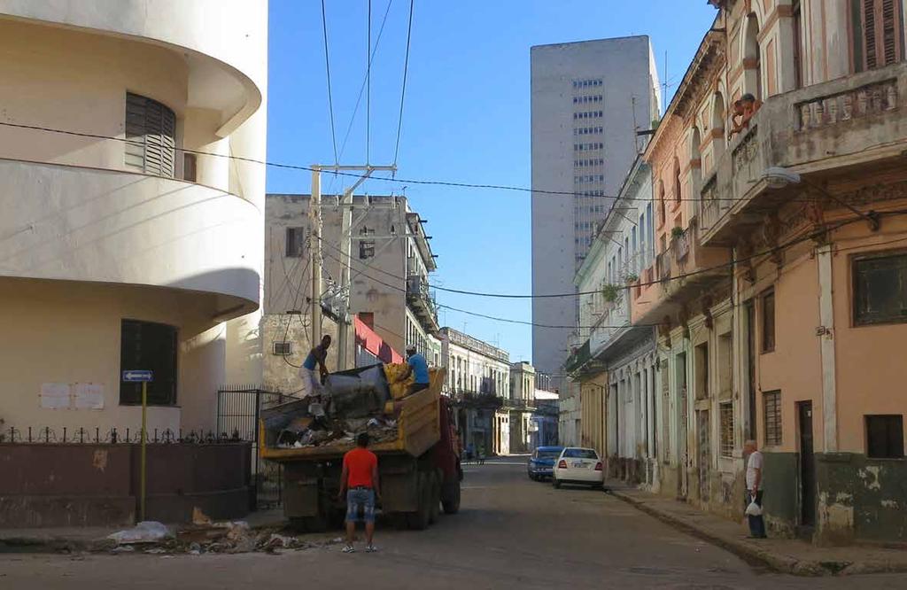> La măturat de știri în Havana 1 de Luisa Steur, Universitatea din Copenhaga, Danemarca 21 Mașină de gunoi în Central Havana. Fotografie de Luisa Steur.