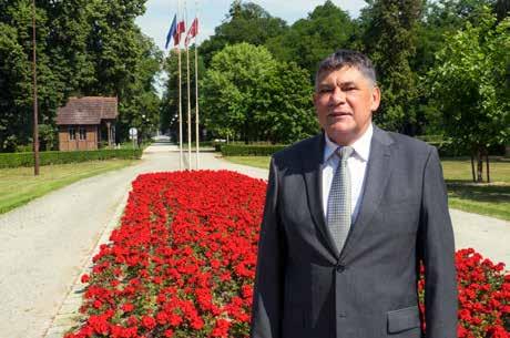 Burmistrz Stanisław Jastrzębski Mam zaszczyt zaprosić Państwa na Międzynarodowy Festiwal Muzyczny BelleVoci, który odbędzie się w dolnobrzeskich ogrodach pałacowych na przełomie lipca i sierpnia.