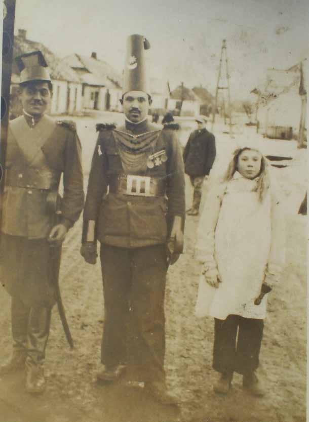 Członkowie jednej z grup Herodów. Fotografię wykonano na ul. Piłsudskiego w pobliżu dopływu Rejki.