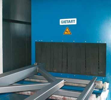 Procesy wytwarzania wyrobów stalowych Śrutowanie powierzchni Proces oczyszczania powierzchni wykonywany jest w przelotowej śrutownicy GIETART o wymiarach otworu przejścia 1600x650 (szer.