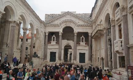 Ruiny pałacu Dioklecjana (wpisane na listę UNESCO) z biegiem czasu wtopiły