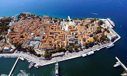 Do oryginalnych atrakcji Zadaru zaliczyć można niewątpliwie morskie organy, które grają pieśni dzięki falom rozbijającym się o brzeg oraz instalację Pozdrowienie Słońca, która składa się z modułów