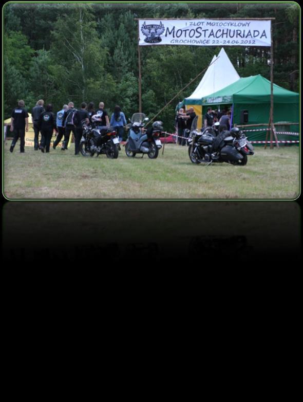 Później wskakujemy na motocykle i jedziemy do Grochowic, bo o 12:00 ma być parada w ramach MotoStachuriady. Zajeżdżamy na polanę i wkrótce zaczyna formować się kolumna.