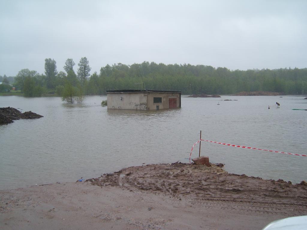 280 Rudnicki T.: Analiza wpływu powodzi na realizacje budowy dróg czającego kolumny kamienne na trasie głównej w km 511+700 do km 511+850.