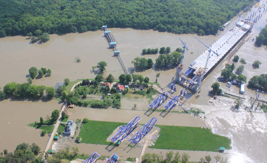 Most przez rzekę Odrę wraz z estakadami dojazdowym Innym znaczącym przykładem wpływu powodzi na budowę dróg jest przebudowa istniejącej drogi krajowej nr 4 na odcinku Machowa Łańcut.