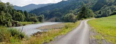 Na bicykli okolo rieky oprad iwniczna Zdrój Mníšek nad opradom Malý Lipník, 19,5 km sport Cieľová skupina Grupa docelowa revýšenie tam/späť Różnica wysokości tam/z powrotem 482/422 ovrch /