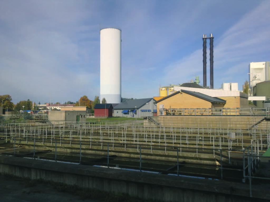 Rysunek 4. Oczyszczalnia ścieków komunalnych w Enköping z elektrociepłownią w tle (fot. Maciej Mażul) Na tym etapie procesu technologicznego analogie do przeciętnej oczyszczalni się kończą.